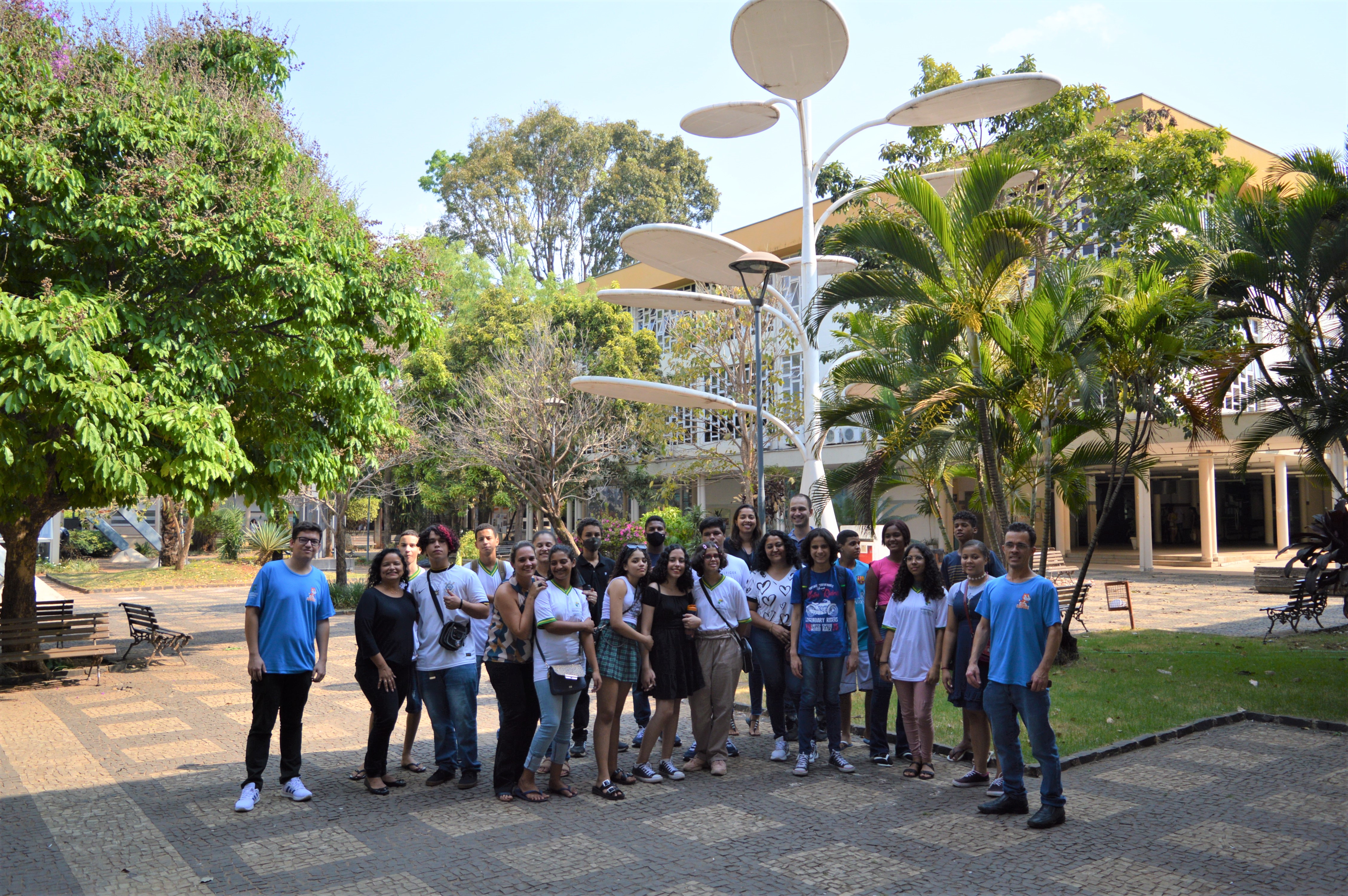 Primeira turma da maratona de visitas do projeto Conhecendo o IFG em um dos pontos de atração do Câmpus Goiânia: a árvore solar